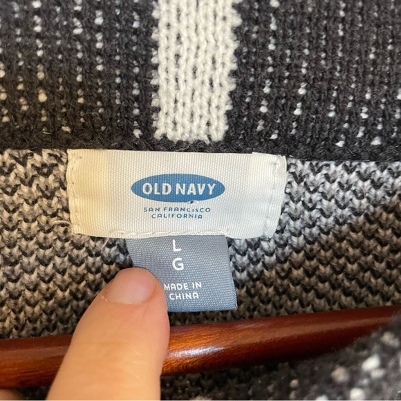 OLD NAVY Women’s Black Gray White Square Stripe Plaid Sweater Size Large - Picture 4 of 10